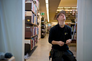 Stadsbiblioteket - Emil jobbar